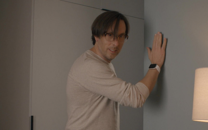 Apple Watch of Timm Sharp as William in On the Verge S01E08 The Party (2021)