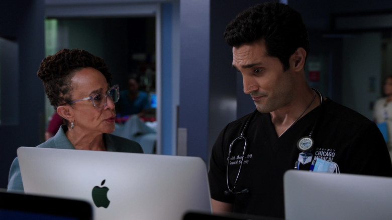 Apple iMac Computers in Chicago Med S07E02 To Lean In, or to Let Go (2)