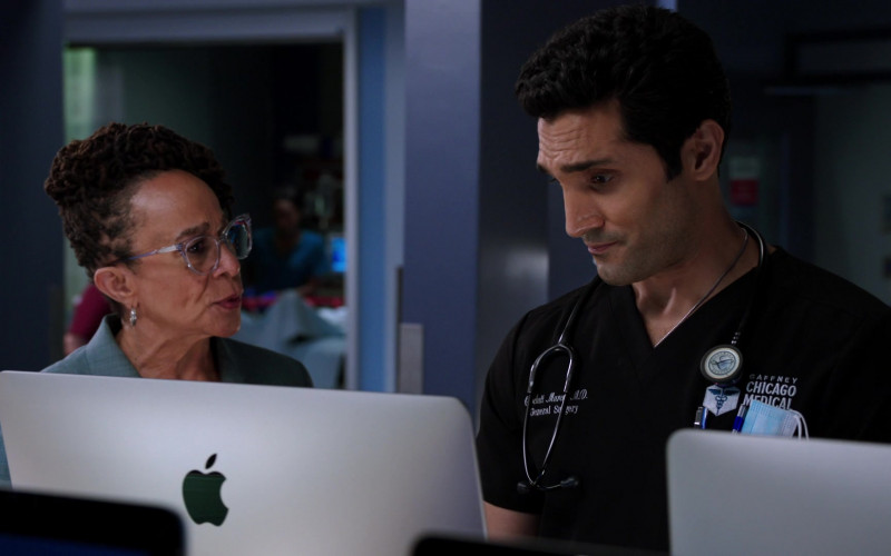 Apple iMac Computers in Chicago Med S07E02 To Lean In, or to Let Go (2)