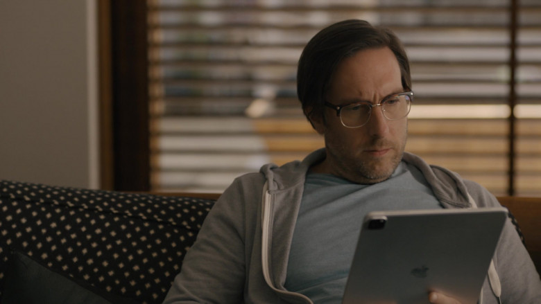 Apple iPad Tablet of Timm Sharp as William in On the Verge S01E03 The Big Sneeze (2)