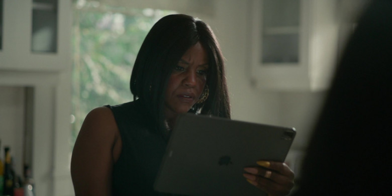 Apple iPad Tablets in Truth Be Told S02E06 All These Women (2)