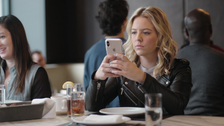 Apple iPhone Smartphone Held by Actress Heléne Yorke as Brooke Dubek in The Other Two S02E03 Chase Guest-Edits Vogue (1)