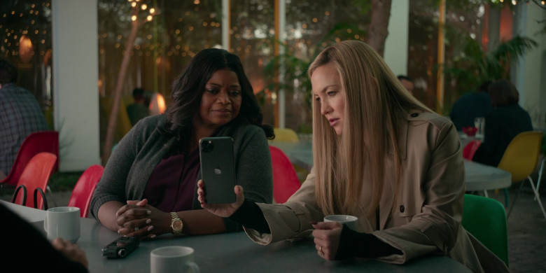 Apple iPhone Smartphone Held by Kate Hudson as Micah Keith in Truth Be Told S02E03 If Wishes Were Horses (2021)