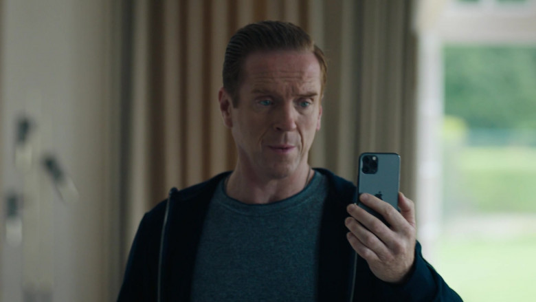 Apple iPhone Smartphone of Damian Lewis as Bobby Axelrod in Billions Season 5 Episode 10 (1)