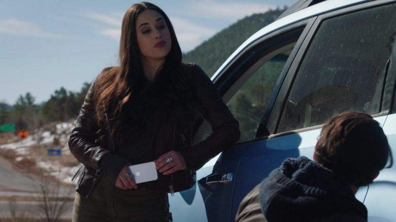 Apple iPhone Smartphone of Jeanine Mason as Liz Ortecho in Roswell, New Mexico S03E09 Tones of Home (2021)