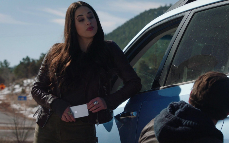 Apple iPhone Smartphone of Jeanine Mason as Liz Ortecho in Roswell, New Mexico S03E09 Tones of Home (2021)