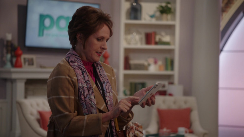 Apple iPhone Smartphone of Molly Shannon as Pat Dubek in The Other Two S02E07 Chase Becomes Co-Owner of the Nets (2021)