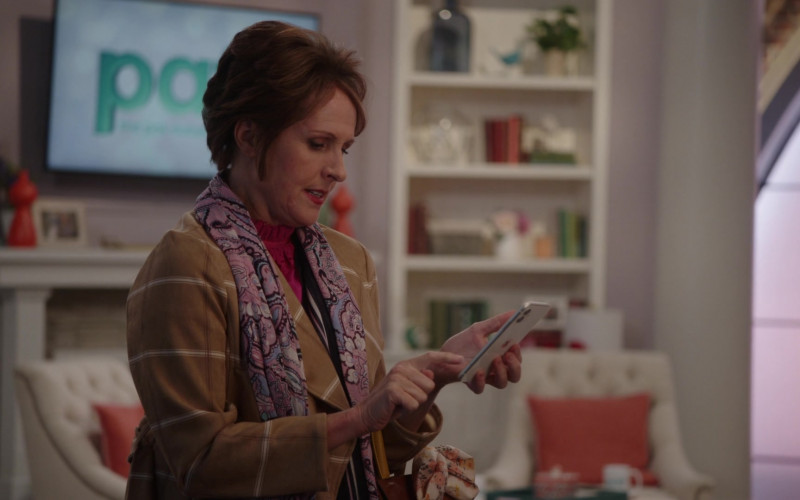 Apple iPhone Smartphone of Molly Shannon as Pat Dubek in The Other Two S02E07 Chase Becomes Co-Owner of the Nets (2021)