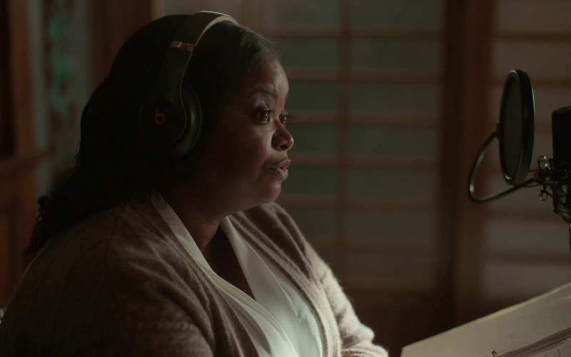 Beats Headphones of Octavia Spencer as Poppy Parnell in Truth Be Told S02E03 If Wishes Were Horses (2021)