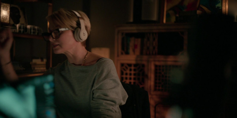 Beats White Wireless Headphones of Katherine LaNasa as Noa Havilland in Truth Be Told S02E03 If Wishes Were Horses (2021)