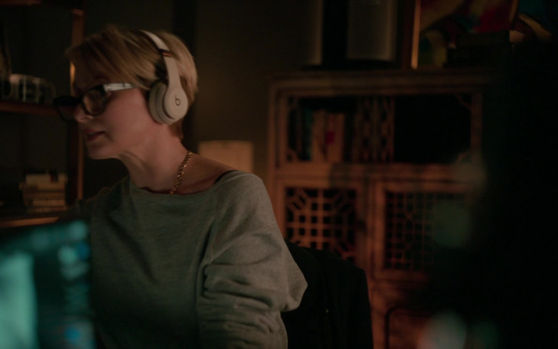 Beats White Wireless Headphones of Katherine LaNasa as Noa Havilland in Truth Be Told S02E03 If Wishes Were Horses (2021)