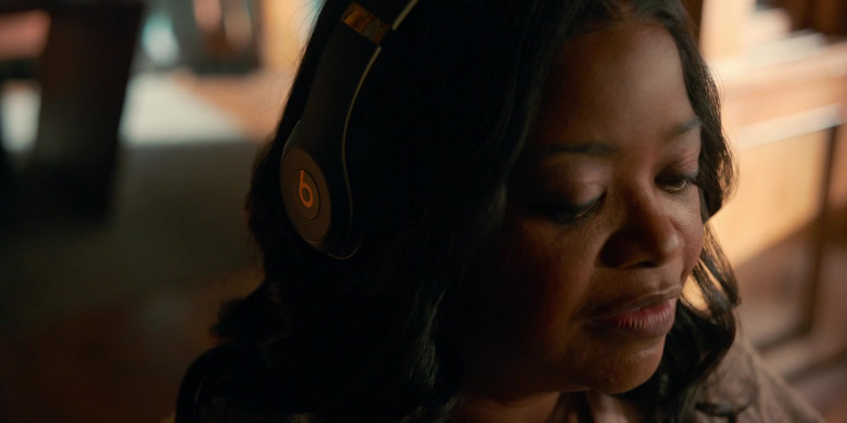 Beats Wireless Headphones Used by Octavia Spencer as Poppy Scoville-Parnell in Truth Be Told S02E05 If I Didn’t Laugh, You’d Cry (2021)