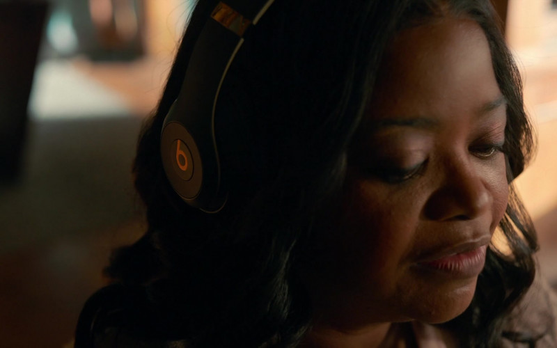 Beats Wireless Headphones Used by Octavia Spencer as Poppy Scoville-Parnell in Truth Be Told S02E05 If I Didn't Laugh, You'd Cry (2021)