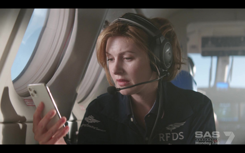 Bose Headset of Emma Hamilton as Dr. Eliza Harrod in RFDS Royal Flying Doctor Service S01E05 (2021)
