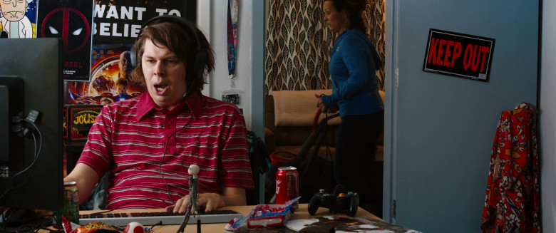 Canada Dry and Coca-Cola Cans of Matthew Richard Cardarople as Gamer in Free Guy (2021)