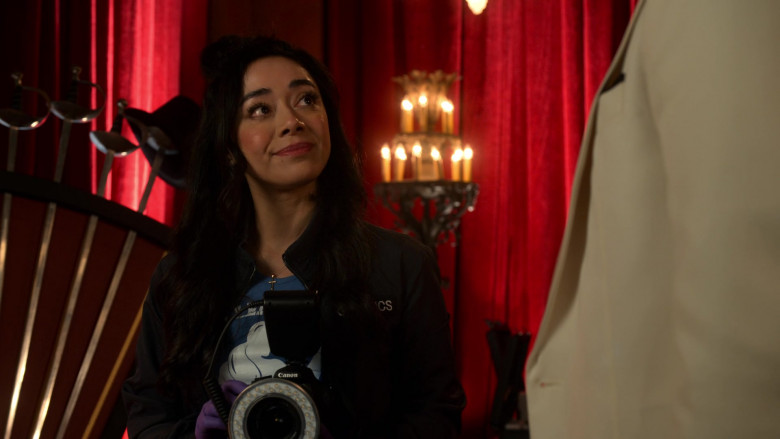 Canon Camera Held by Aimee Garcia as Ella Lopez in Lucifer S06E01 TV Show (3)