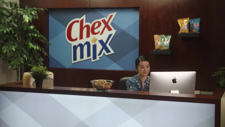 Chex Mix and Apple iMac Computer in The Other Two S02E03 Chase Guest-Edits Vogue (2021)