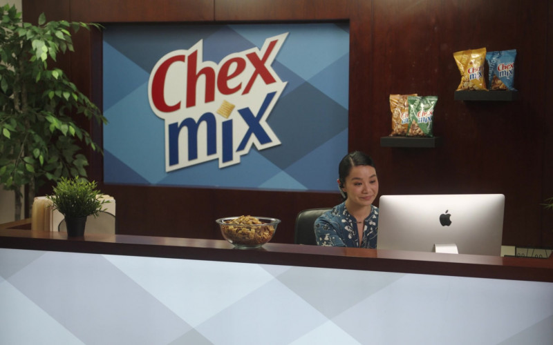 Chex Mix and Apple iMac Computer in The Other Two S02E03 Chase Guest-Edits Vogue (2021)