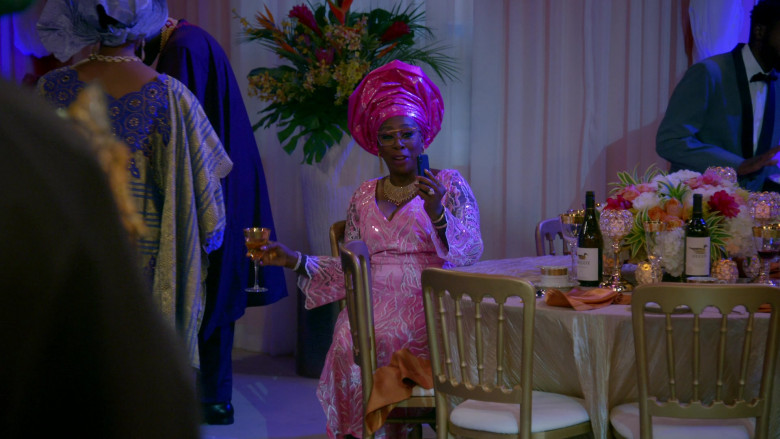 Decoy Wine Bottles in Bob Hearts Abishola S03E02 Bowango (2021)