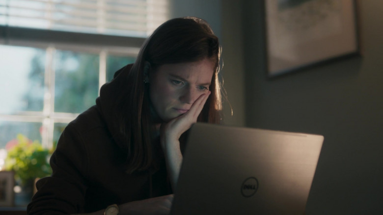 Dell Laptop of Rose Leslie as Detective Sergeant Kirsten Longacre in Vigil S01E03 TV Show (2)