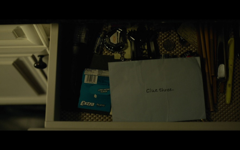 Extra Gum and Energizer Battery in Gone Girl (2014)