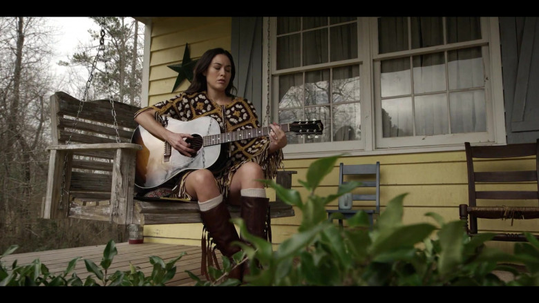 Gibson Guitar of Actress Alison Luff as Staci Spade in Heels S01E06 House Show (1)