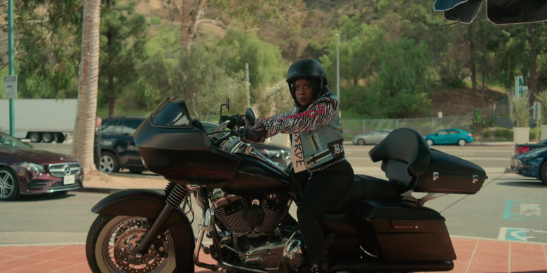 Harley-Davidson Motorcycle in Truth Be Told S02E06 All These Women (2021)
