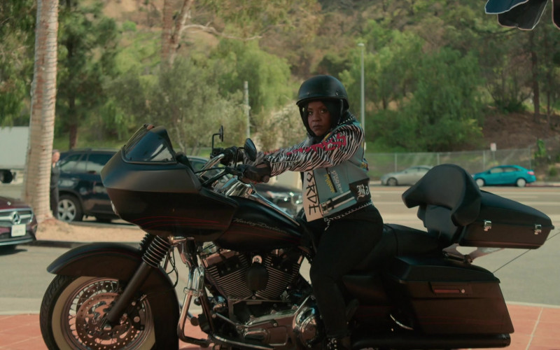 Harley-Davidson Motorcycle in Truth Be Told S02E06 All These Women (2021)