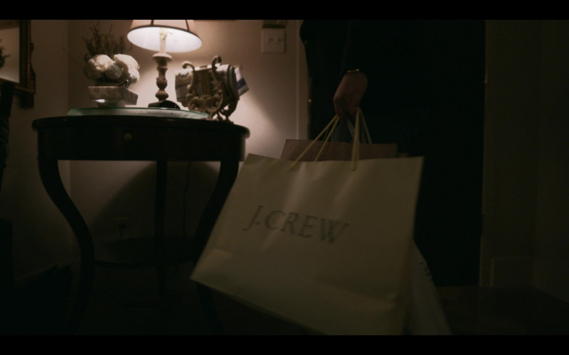 J. Crew Shopping Bag in American Crime Story S03E02 "The President Kissed Me" (2021)