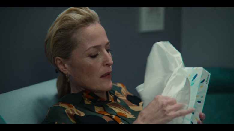 Kleenex Tissue Box Held by Gillian Anderson as Jean Milburn in Sex Education S03E05 TV Show (2)