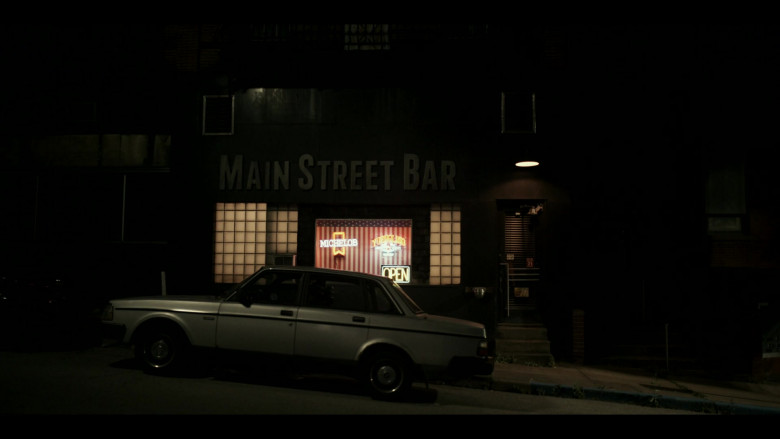 Michelob Beer Signs in American Rust S01E01 The Mill (2021)