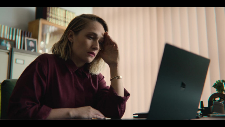 Microsoft Surface Laptop of Jemima Kirke as Hope Haddon in Sex Education S03E01 (2)