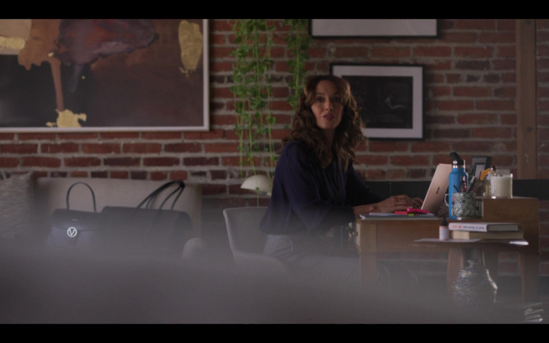 Microsoft Surface Tablet in The L Word Generation Q S02E05 Lobsters, Too (2021)