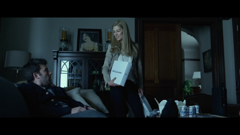 Natural Light beer cans and Apple MacBook Box Held by Rosamund Pike as Amy Elliott Dunne in Gone Girl (2014)
