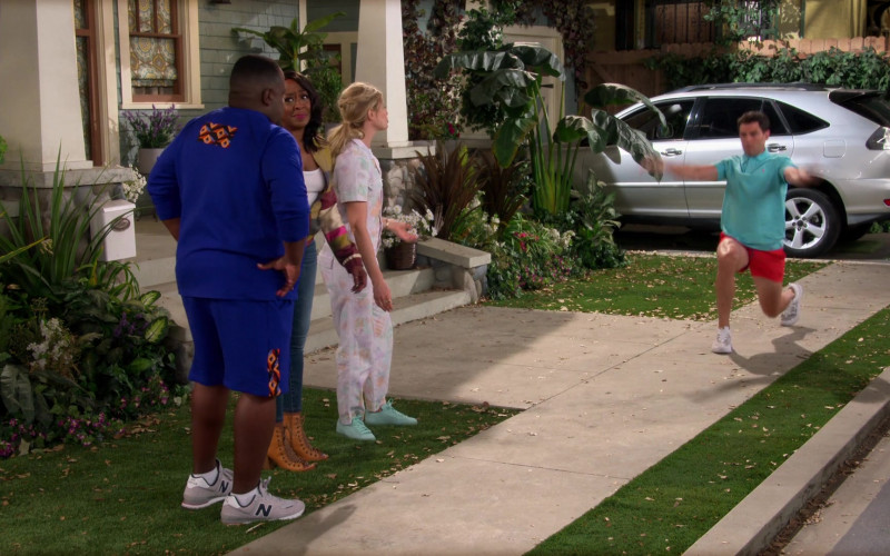 New Balance Shoes of Cedric the Entertainer as Calvin Butler in The Neighborhood S04E02 Welcome to the Intervention (1)