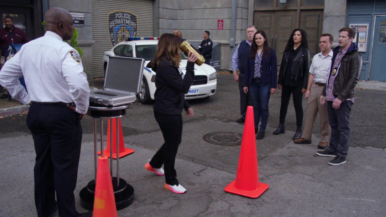 Nike Women's Sneakers of Chelsea Peretti as Gina Linetti in Brooklyn Nine-Nine S08E09 The Last Day (2)