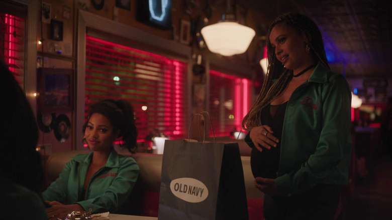 Old Navy Shopping Bag in Riverdale S05E15 Chapter Ninety-One The Return of the Pussycats (2021)