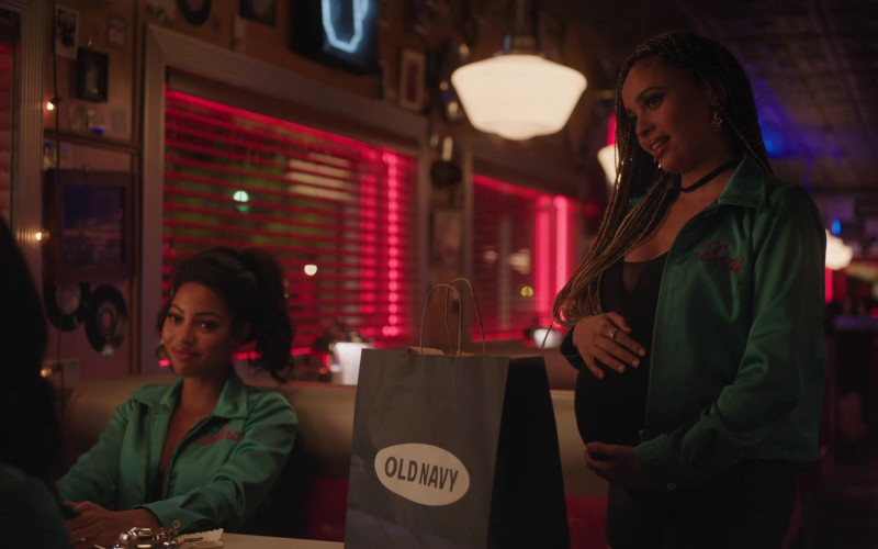 Old Navy Shopping Bag in Riverdale S05E15 "Chapter Ninety-One: The Return of the Pussycats" (2021)