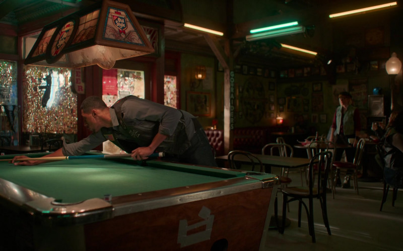 Old Style Beer Pool Table Light in Truth Be Told S02E04 In Another Life (2021)