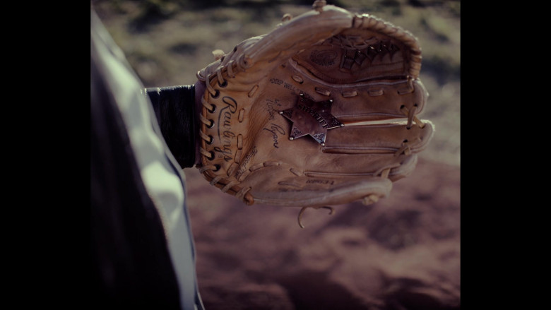 Rawlings Baseball Glove in Goliath S04E04 Crack in the Wall (2021)