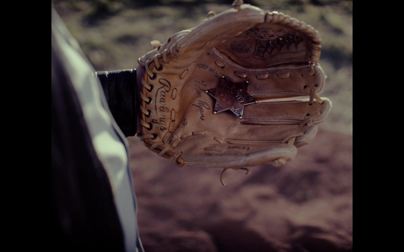 Rawlings Baseball Glove in Goliath S04E04 Crack in the Wall (2021)