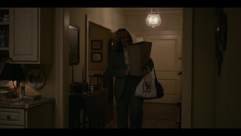 Safeway Supermarket Shopping Bags Held by Sarah Paulson as Linda Tripp in American Crime Story S03E04 TV Show