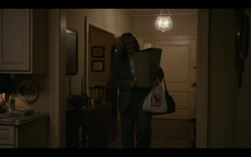 Safeway Supermarket Shopping Bags Held by Sarah Paulson as Linda Tripp in American Crime Story S03E04 TV Show