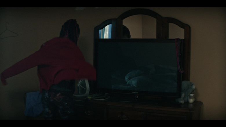 Samsung TV in Y The Last Man S01E01 The Day Before (2021)