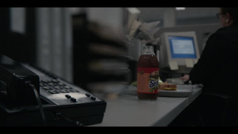 Snapple Peach Iced Tea Drink in American Crime Story S03E02 (2)