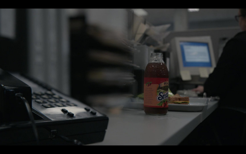 Snapple Peach Iced Tea Drink in American Crime Story S03E02 (2)