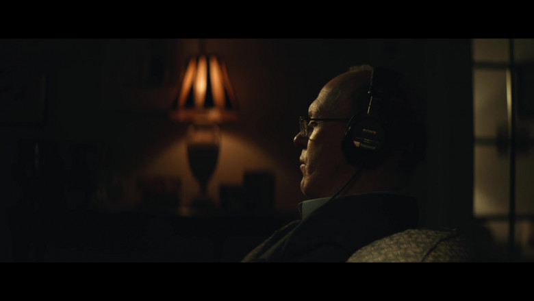 Sony Headphones of Michael Keaton as Ken Feinberg in Worth (1)