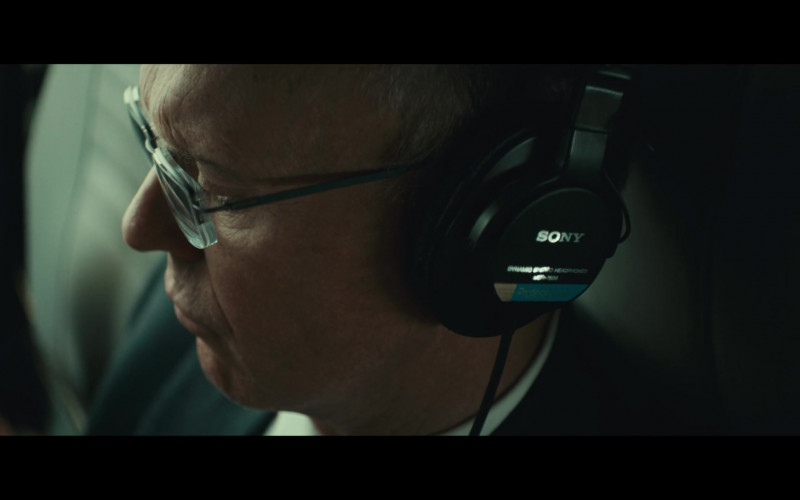 Sony Headphones of Michael Keaton as Ken Feinberg in Worth (2)