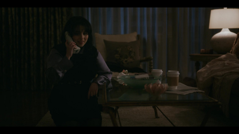 Starbucks Coffee Enjoyed by Beanie Feldstein as Monica Lewinsky in American Crime Story S03E02 TV Show (3)