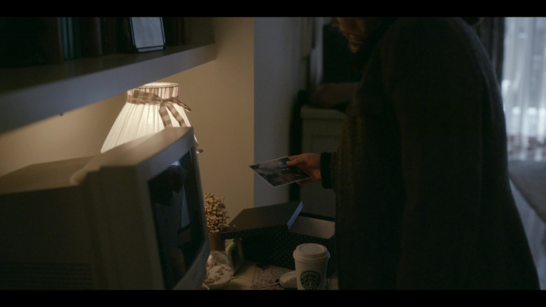 Starbucks Coffee Enjoyed by Sarah Paulson as Linda Tripp in American Crime Story S03E02 TV Show (1)